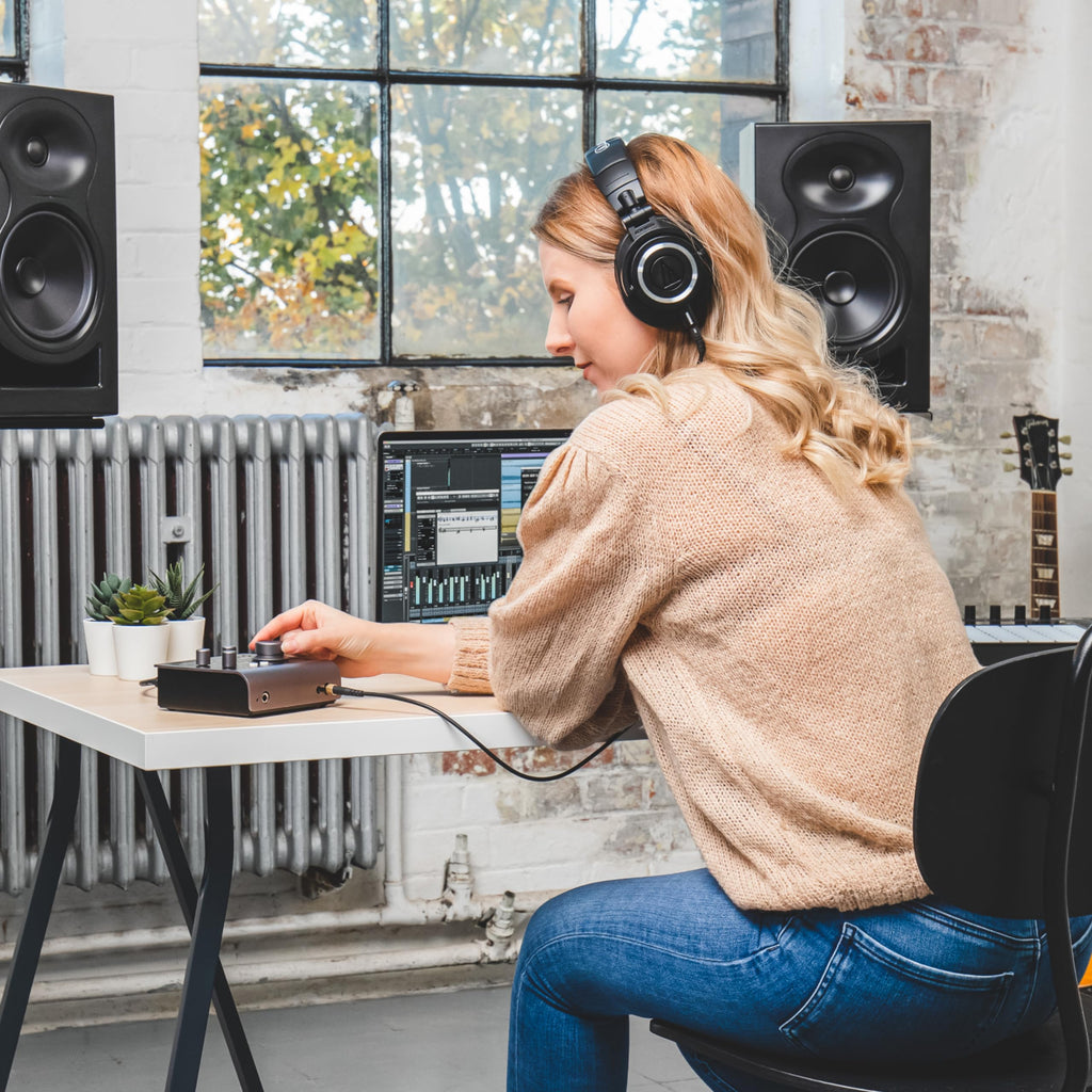Black USB-C Audio Interface M4144